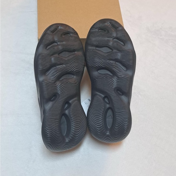 Yeezy Foam Runner (Adidas) Black Onyx - Kids Size 3 - Picture 6 of 8